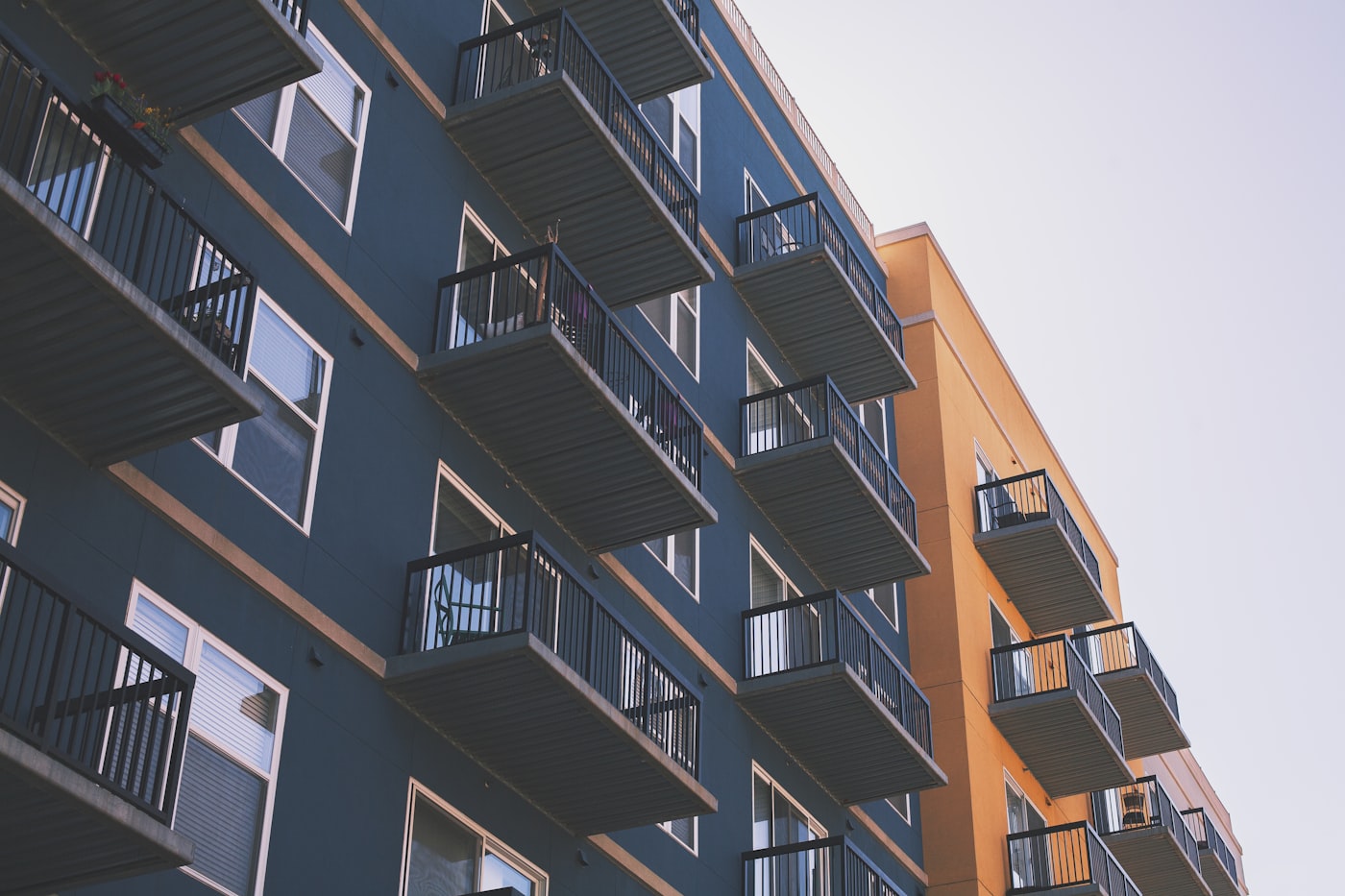 Edificio residencial al atardecer.